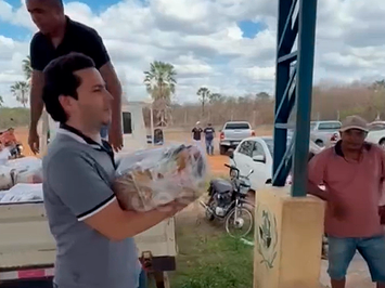 Distribuição de cestas básicas é realizada em SMT