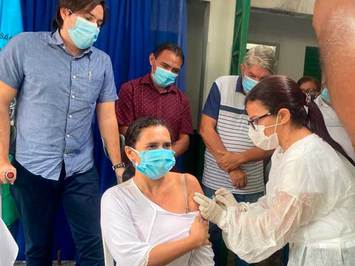 Enfermeira recebe primeira vacina contra Covid-19 