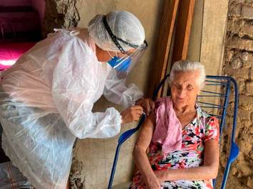 Secretaria de Saúde vacina idosos de 90 anos